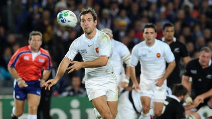 Le rugbyman Morgan Parra lors de sa premi&egrave;re s&eacute;lection en &eacute;quipe de France, le 24 septembre 2011 contre la Nouvelle-Z&eacute;lande. (FRANCK FIFE/AFP)