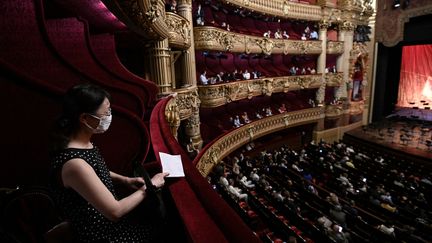 Des spectateurs attendent le debut d'un concert au Palais Garnier, le 13 juillet 2020. Photo d'illustration. (ANNE-CHRISTINE POUJOULAT / AFP)