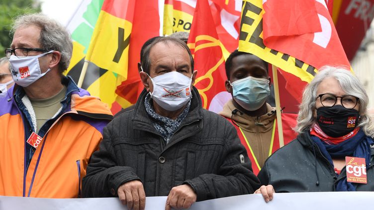 Philippe Martinez (au centre), secrétaire général de la CGT, lors du défilé parisien du samedi 1er mai 2021. (ALAIN JOCARD / AFP)