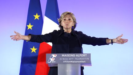 Valérie Pécresse, la présidente de la région Ile-de-France, lors d'un meeting de François Fillon le 24 février.&nbsp; (PATRICK KOVARIK / AFP)