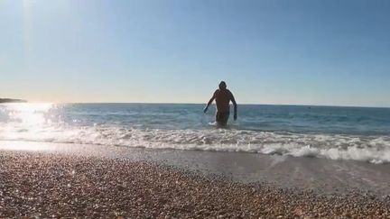 À Cassis (Bouches du Rhône), les touristes les moins frileux se laissent tenter par un plongeon le jour de Noël. (FRANCE 2)