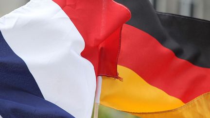 Juxtaposition des drapeaux français et allemand, symbolisant la réconciliation des deux pays. (FRANCOIS NASCIMBENI / AFP)