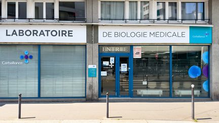 Un laboratoire d'analyses médicales à Paris, le 19 mai 2023. (STEPHANE MOUCHMOUCHE / HANS LUCAS / AFP)