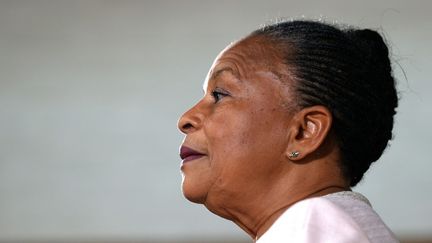 Christiane Taubira, le 2 mars 2022, lors de l'annonce du retrait de sa candidature à l'élection présidentielle, à Paris. (GEOFFROY VAN DER HASSELT / AFP)