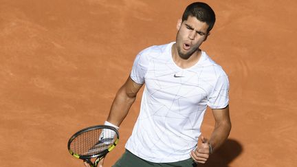 Le jeune espagnol de 19 ans, Carlos Alacaraz, est venu à bout du légendaire Rafael Nadal, en quarts de finale du Masters 1000 de Madrid, vendredi 6 mai 2022. (OSCAR DEL POZO / AFP)