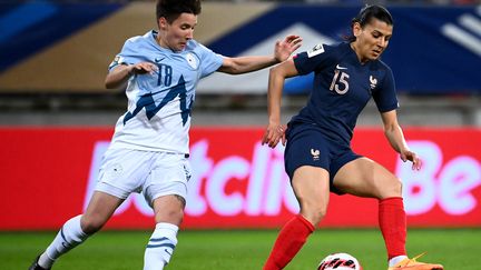 Kenza Dali au contact avec la Slovène Manja Rogan, lors du match de qualification à la Coupe du monde 2023, mardi 12 avril, à la MMArena du Mans. (FRANCK FIFE / AFP)