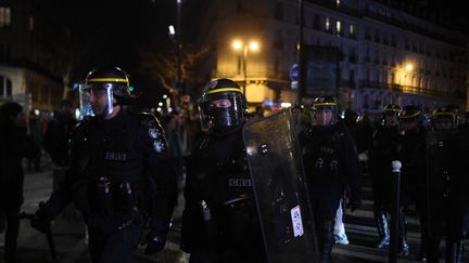 Violences policières : trois agents déposent plainte contre un manifestant