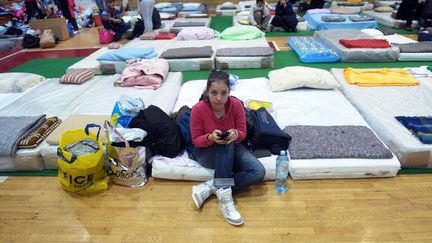 Une jeune fille dans un centre qui accueille les sinistr&eacute;s des inondations dans les Balkans, &agrave; Belgrade (Serbie), samedi 17 mai 2014. (ALEXA STANKOVIC / AFP)