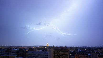 Un éclair illumine le ciel parisien, au dessus des Invalides, le 10 juin 2014. (ROMAIN PELLEN / CROWDSPARK)