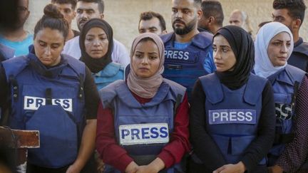 Les journalistes se rassemblent pour commémorer la mort de deux reporters d'Al Jazeera, devant l'hôpital des martyrs d'al-Aqsa (Gaza), le 31 juillet 2024. (ASHRAF AMRA / ANADOLU / AFP)