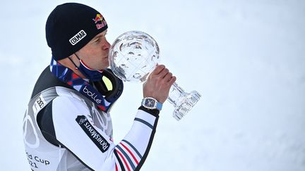 Alexis Pinturault peut savourer : 24 ans après le dernier Français Luc Alphand, le skieur de Courchevel remporte le titre suprême en s'adjugeant le classement général de la Coupe du monde de ski alpin, samedi 20 mars 2021. (FABRICE COFFRINI / AFP)