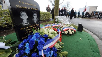 Stèle consacrée à Vincent Delory et Antoine de Léocour, le 8 janvier 2012, à Linselles (Nord). (DENIS CHARLET / AFP)