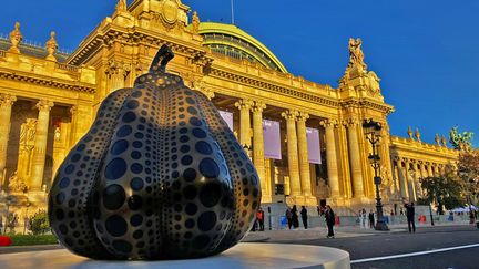 La citrouille à pois "Pumpkin" de Yayoi Kusama devant le Grand Palais pour Art Basel 2024. (CHRISTOPHE AIRAUD)