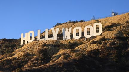 L'enseigne emblématique de Hollywood composée de neuf lettres géantes, lors de son centième anniversaire, le 8 décembre 2023 sur les hauteurs de Los Angeles (Californie, Etats-Unis). (DAVID SWANSON / AFP)