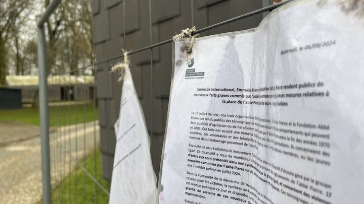 A l'entrée du centre de mémoire dédié à l'abbé Pierre, un portail a été installé et un message est affiché : l'annonce de sa fermeture définitive. Photo prise à Esteville, le 16 janvier 2025. (ELOISE BARTOLI / FRANCEINFO)