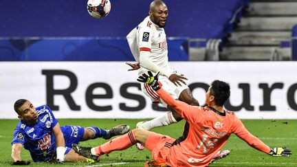 Karl Toko Ekambi a fait le break pour l'OL d'un piqué de l'extérieur. (PHILIPPE DESMAZES / AFP)