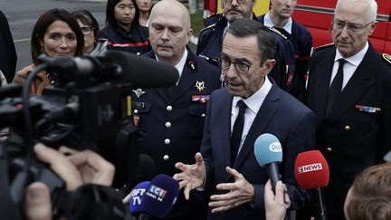 Le ministre e l'intérieur, Bruno Retailleau, s'exprime devant la presse lors d'un déplacement à Chessy, en Seine-et-Marne, le 31 octobre 2024. (STEPHANE DE SAKUTIN / AFP)