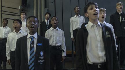 Des élèves de la Drakensberg Boys Choir School, une chorale d'Afrique du Sud de renommée international, lors d'une répétition le 10 décembre 2022. (GUILLEM SARTORIO / AFP)