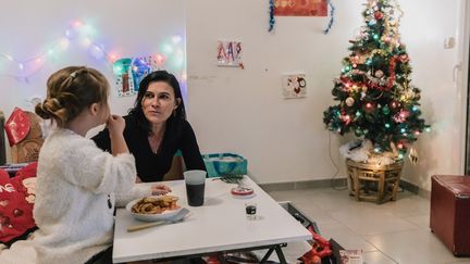 Christelle Mainguy sert le dîner à sa fille de 6 ans, le 28 novembre 2021, chez elle, à Saint-Nazaire (Loire-Atlantique). (PIERRE MOREL / FRANCEINFO)