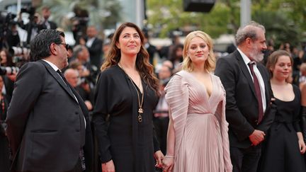 La réalisatrice et scénariste française Stéphanie Di Giusto (à gauche), avec Nadia Tereszkiewicz, l'actrice principale de son film "Rosalie", présenté en séance spéciale jeudi dans la sélection officielle "Un Certain Regard". (MIKE COPPOLA / GETTY IMAGES EUROPE)