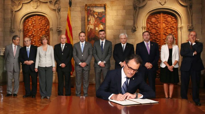 Artur Mas, chef du gouvernement catalan, signe un d&eacute;cret ouvrant la voix &agrave; un r&eacute;f&eacute;rendum d'ind&eacute;pendance, samedi 27 septembre &agrave; Barcelone (Espagne). (JORDI BEDMAR / POOL)