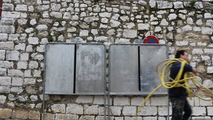 Des panneaux d'affichage électoraux installés pour le second tour de l'élection présidentielle, le 27 avril 2017 à Saint-Paul-de-Vence (Alpes-Maritimes). (BENOIT ZAGDOUN / FRANCEINFO)