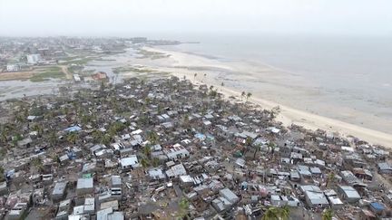 Capture d'écran d'une vidéo filmée par un drone au dessus du campement dévasté de Praia Nova, en bordure de Beira, au Mozambique, le 18 mars 2019. (SOCIAL MEDIA / REUTERS)