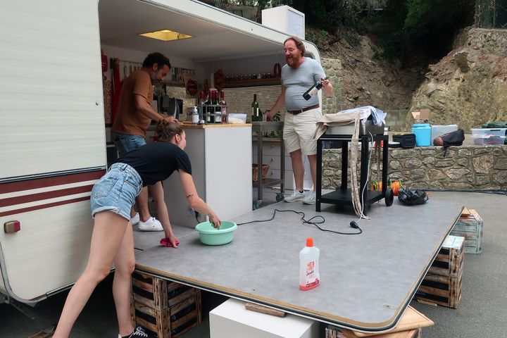 Jérôme Pouly, sociétaire de la Comédie-Française, dans la&nbsp;Caravane du spectacle "La cuisine des auteurs", Treilles (Aude), le 23 juillet 2021 (Laurence Houot / FRANCEINFO CULTURE)