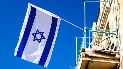 Un drapeau israélien sur un balcon à Jérusalem. Photo d'illustration. (BEATA ZAWRZEL / NURPHOTO / VIA AFP)