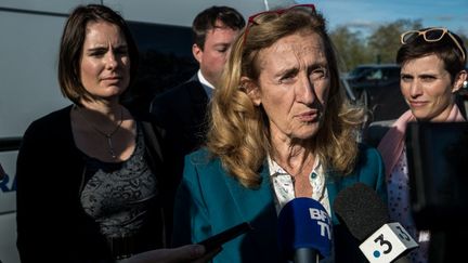 La ministre de la Justice, Nicole Belloubet, le 25 octobre 2019, lors d'une visite à la prison de Saint-Quentin Fallavier (Isère), où elle a assisté à la restitution d'un&nbsp;"Grenelle contre les violences conjugales"&nbsp;régional, mené par les députées&nbsp;Caroline Abadie et Olga Givernet (au second plan). (NICOLAS LIPONNE / NURPHOTO / AFP)