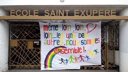 Un message de soutien accroché à l'entrée d'une école toulousaine, fermée pour cause de coronavirus (illustration). (DDM NATHALIE SAINT - AFFRE / MAXPPP)