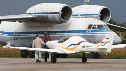 Un&nbsp;Aerospool WT9 Dynamic&nbsp;(au premier plan), le mod&egrave;le d'ULM avec lequel voyageait le Suisse Eric Guilloud, le 20 ao&ucirc;t 2009 &agrave; Moscou (Russie). (ILIYA PITALEV / RIA NOVOSTI / AFP)