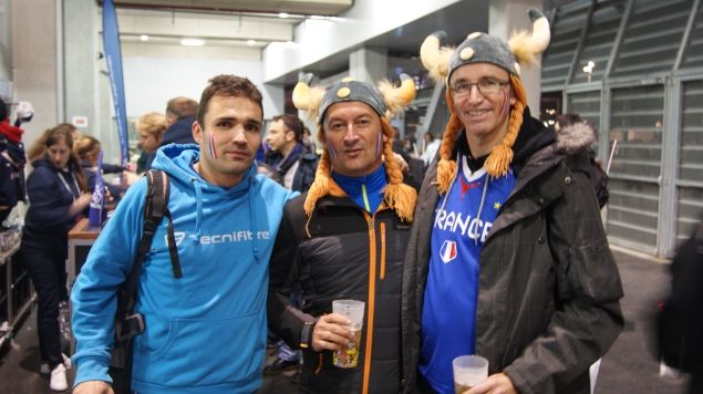 &nbsp; (Jean-Michel (à droite) et ses amis ne s'avouent pas vaincus pour dimanche, jour décisif © Yann Bertrand/Radio France)