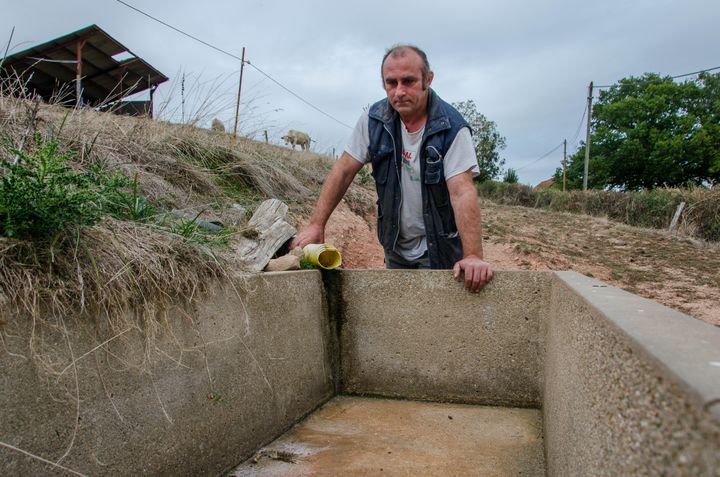 L'éleveur Luc Jeannin devant une source à sec, le 2 octobre 2018 à Saint-Eugène (Saône-et-Loire). (THOMAS BAÏETTO / FRANCEINFO)