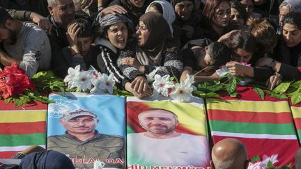 Les funérailles des morts dans les raids trucs sur le Kurdistan syrien, au nord de la Syrie, le 21 novembre 2022. (GIHAD DARWISH / AFP)