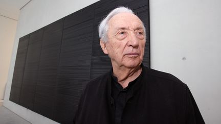 L'artiste peintre Pierre Soulages pose, le 07 décembre 2007 au musée Fabre de Montpellier. (PASCAL GUYOT / AFP)