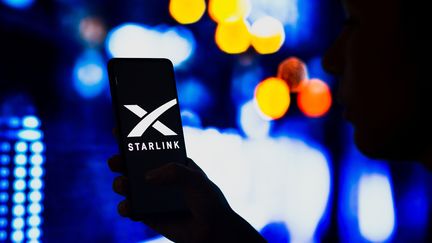 Un téléphone affiche le logo du réseau internet Starlink, au Brésil, le 2 mai 2022.&nbsp; (SOPA IMAGES / LIGHTROCKET / GETTY IMAGES)