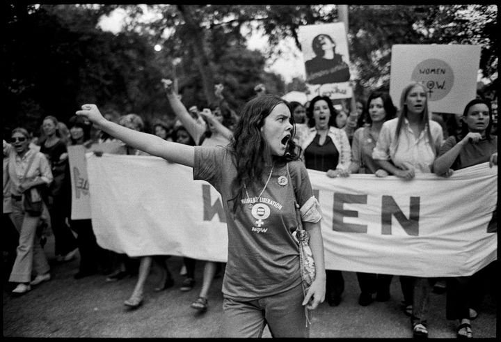 Photographie de Mary Ellen Mark, une manifestation féministe en 1970 aux États-Unis. (MARY ELLEN MARK)