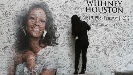 Un mur en hommage &agrave; Whitney Houston, &agrave; Manille aux Philippines, le 15 f&eacute;vrier 2012. (ROMEO RANOCCO / REUTERS)