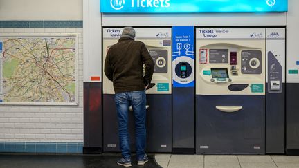 Un homme achète des tickets dans une station de métro, à Paris, le 8 février 2023. (ERIC BERACASSAT / HANS LUCAS / AFP)