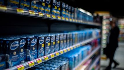 Des boîtes de préservatifs dans une pharmacie, à Paris, le 8 septembre 2020. (MARTIN BUREAU / AFP)