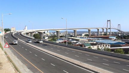 la capitale du Mozambique, Maputo, à la frontière de l’Afrique du Sud voisine. Auparavant, seul un bac permettait de relier la ville à Katembe et au sud du pays. (ROBERTO MATCHISSA / AFP)