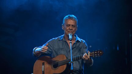 Chico Buarque sur scène à Rio de Janeiro le 28 juillet 2018, durant un concert de soutien à l'ancien président Lula. (MAURO PIMENTEL / AFP)