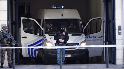 Des policiers montent la garde le 13 avril 2016 au palais de justice de Bruxelles (Belgique) avant l'audition de Mohamed Abrini. (JOHN THYS / AFP)