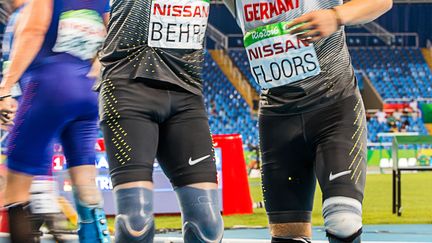 Un duo souriant et bondissant : les Allemands&nbsp;Johannes Floors (médaille de bronze) et David Behre viennent de terminer l'épreuve du 200 mètres. (JENS BUTTNER / DPA)