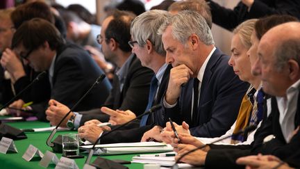 Le comité&nbsp;pour la transparence et le dialogue a réuni vendredi 11 octobre à Rouen des ministres, des élus locaux, des industriels, des agriculteurs et des associations. (LOU BENOIST / AFP)