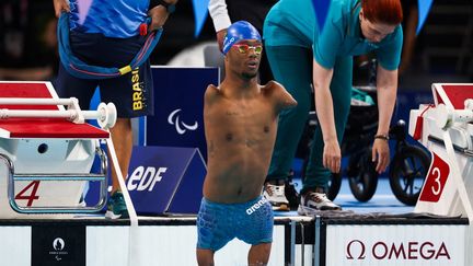 Le nageur brésilien Gabriel dos Santos Araujo avant la demi-finale du 100 mètres dos aux Jeux paralympiques de Paris, à La Défense, le 29 août 2024. (FRANCK FIFE / AFP)