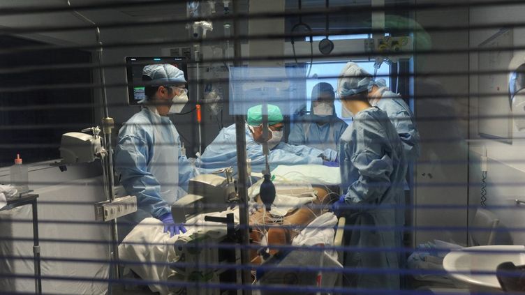 Caregivers care for a patient in a unit in Covid-19 in a French hospital in April 2020 (PASCAL BACHELET / BSIP / AFP)