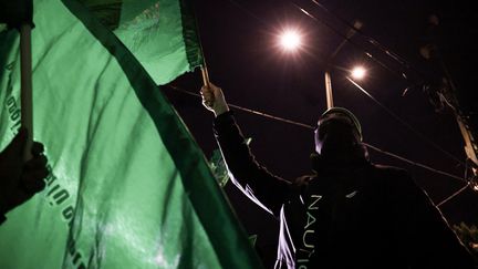 Des drapeaux du Hamas sont brandits en attendant la libération des prisonniers en échange d'otages israéliens détenus par le Hamas, à Ramallah, en Cisjordanie occupée, le 28 novembre 2023. (KENZO TRIBOUILLARD / AFP)