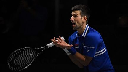 Le numéro 1 mondial, Novak Djokovic, s'est vu annuler son visa à son arrivée en Australie.&nbsp; (OSCAR DEL POZO / AFP)